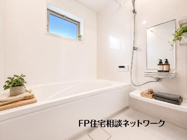 ゆったりとくつろげる広々バス。足までしっかりと伸ばせる浴槽は、心身ともにしっかりと疲れを癒してくれます。お子様とも一緒に浸かれ、ご家族みんなで一緒にバスタイムを楽しめますね♪