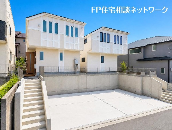 外観:深く豊かな緑と爽快な青い空を感じるまさに横浜に暮らす心地よさを存分に堪能いただける邸宅です。グレードの高い設備仕様が標準装備のデザイン住宅で快適で便利な生活をお送り頂けます。