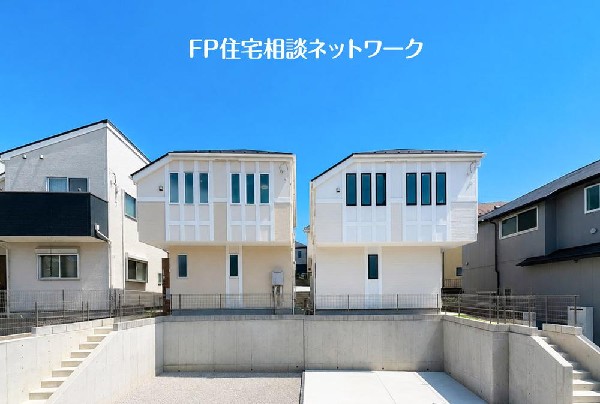 外観:開放感のある現地で、前面道路よりも少し高くなっておりますので、プライベート感も保たれます！高くなっている分、日当りや風通しも良く快適な生活が待っています！