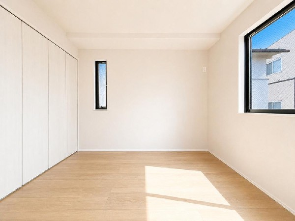 2面採光でお部屋の隅々まで明るい居室。おひさまの光を、爽やかな風をたっぷりと取り込めます。居室内はいつも明るい印象ですので、気持ちの良い朝を迎えられそう。毎日の生活も自然と明るくなりますね。