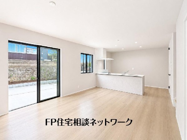 家族と過ごす時間を大切にする方にピッタリのゆとりの住空間です。お子様が元気に走り回っても安心して見守れます。家族の笑い声が今にも目に浮かびそうですね。