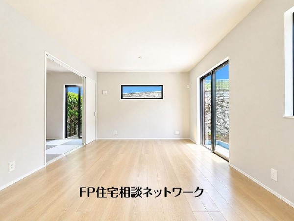 オープンでのびやかな空間を生み出す、こだわりの広がりとゆとり。家族と過ごす時間を大切にしたい方にぴったりの明るくゆとりある住空間です。窓からの日差しがリビングの隅々までしっかりと届きます！