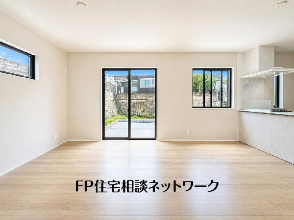 大切なご家族が集まるＬＤＫはこだわりたいですね！休日はおひさまの光をたっぷりと取りこめるリビングでゆったりと過ごしませんか？子供たちが元気に笑いながら走り回っている姿が目に浮かぶ空間です。
