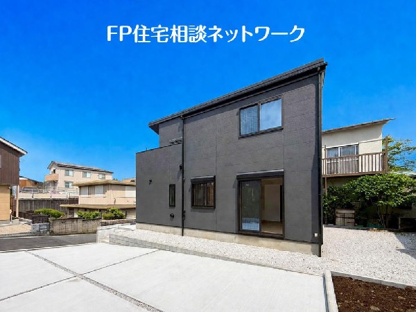 外観:良好な住環境が保たれたエリア。低層の一戸建を中心とした街並みが整然と続き周辺は高い建物が建っておらず、採光や開放性に恵まれ、空が広く緑の多い閑静な趣を感じる環境です。