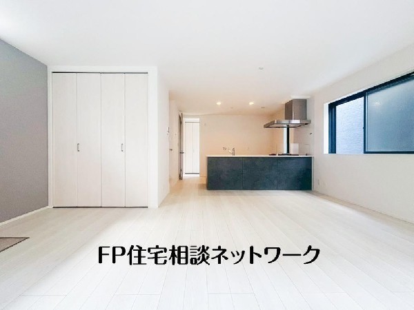 オープンでのびやかな空間を生み出す、こだわりの広がりとゆとり。家族と過ごす時間を大切にしたい方にぴったりの明るくゆとりある住空間です。窓からの日差しがリビングの隅々までしっかりと届きます！