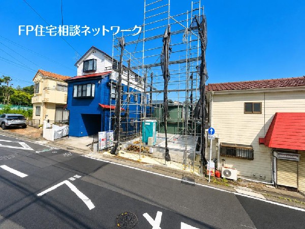 外観:四季を通じて自然と触れ合えるスポットが周辺には盛りだくさん！お散歩やジョギング、週末のご家族での遊びに最適です。目の前に広がる開放感とゆとり、暮らしの夢を育む理想の住まいがここにはあります。