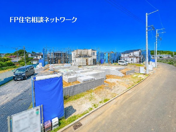 外観:良好な住環境が保たれたエリア。低層の一戸建を中心とした街並みが整然と続き周辺は高い建物が建っておらず、採光や開放性に恵まれ、空が広く緑の多い閑静な趣を感じる環境です。