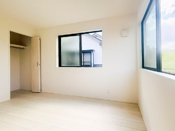 光が沢山取り込める大きな窓。日差しを長時間受ける事が出来る暖かいお部屋です。もちろんペアガラスなので、遮音性に優れ、結露も発生しにくい構造。サッシ周りのカビが発生しにくくなりますね。