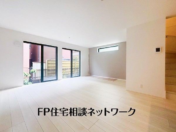 大切なご家族が集まるＬＤＫはこだわりたいですね！休日はおひさまの光をたっぷりと取りこめるリビングでゆったりと過ごしませんか？子供たちが元気に笑いながら走り回っている姿が目に浮かぶ空間です。