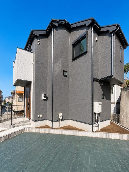 外観:閑静な住宅地に馴染む落ち着いた色合いの外観。長く愛着を持って住んで頂きたいからこそ飽きのこないシンプルな色目に仕上げます。