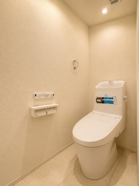 ウォシュレット、暖房便座機能付のトイレです。従来型に比べ節水効果があり、お手入れもしやすいので、家計も家事の負担も軽減してくれます♪
