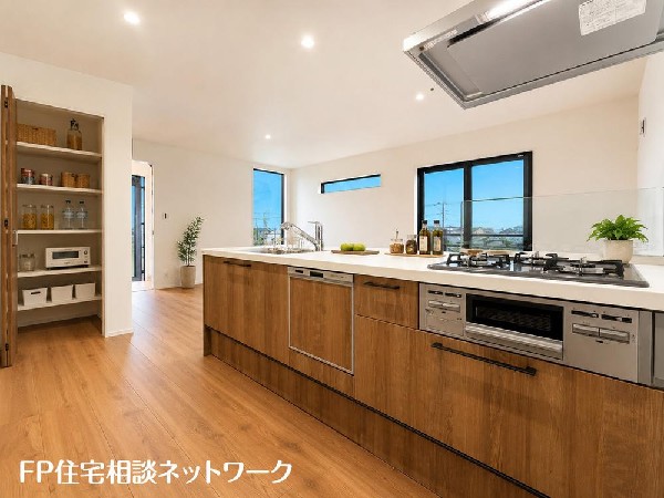 キッチン隣には、ストック食材や調理家電の収納に便利なパントリー収納付です♪（本画像はCGで作成しており、実際に現地に家具はおかれておりません。また価格に家具は含まれておりません。）