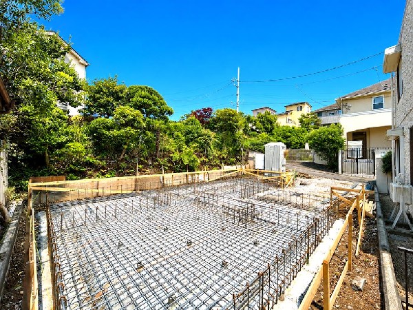 外観:光と風が行わたる開放感あふれる邸宅　春には気持ちの良いそよ風、冬には朝の暖かな光　季節の移り変わりを感じる暮らしを実現