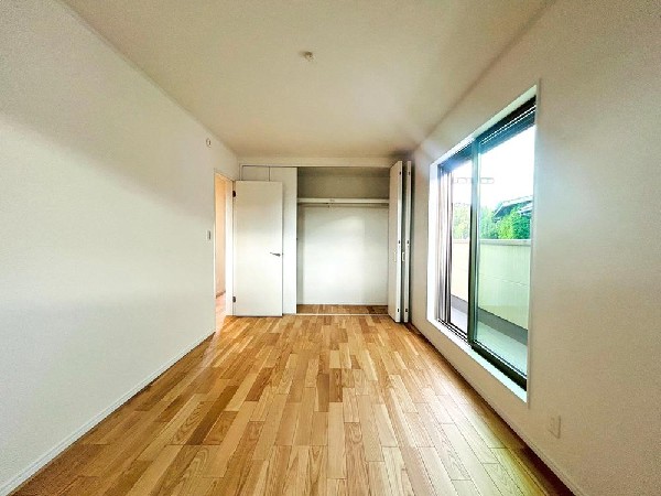 ここに帰ってくるとホットする。疲れを癒やすベッドルーム。陽光に愛されたお部屋で一日の疲れを癒やしたい。