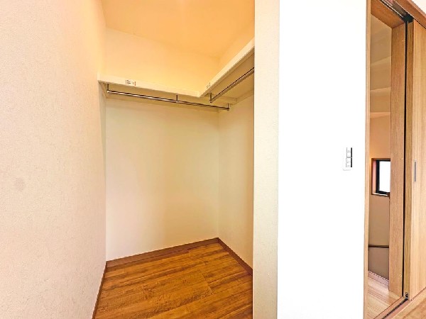 適材適所の収納。すっきり暮らすことができるファミリークローク。収納棚は自分好みに高さや数を変えることができます！