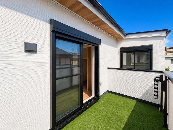 周囲に高い建物のないエリアだから、バルコニーに出れば景色を広く見渡せて解放的です♪（本画像はCGで作成しており、実際に現地に人工芝はおかれておりません。また価格に人工芝は含まれておりません。）