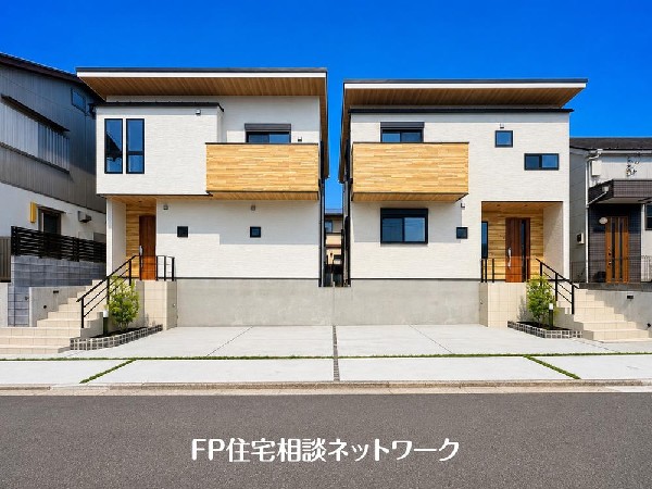外観:第一種低層住居専用地域の良好な住環境が保たれたエリア。低層の一戸建てを中心とした街並みが整然と続き、周辺は高い建物が建っていないので、採光や開放性に恵まれています♪
