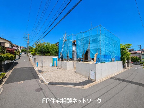 外観:日当たりが良く開放感のある角地です。 2方向から光や風を取り込める、明るく快適な住まいが実現しました！