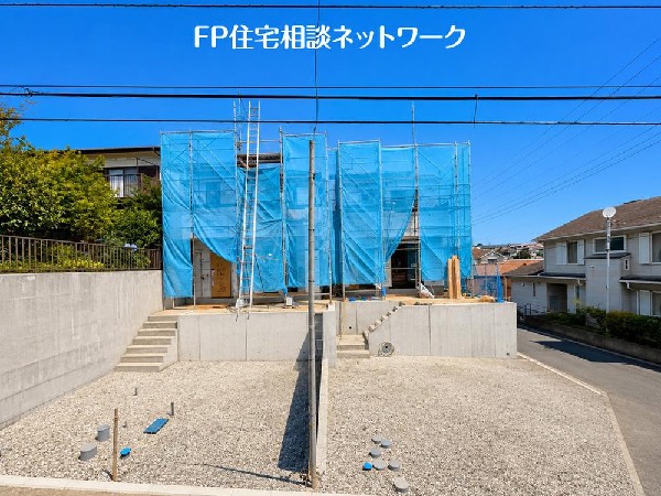 外観:前面道路は車通りの少ない道路。段差もなくお車の出し入れが苦手な方も駐車しやすそうです♪