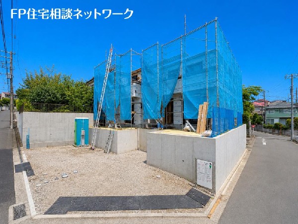 外観:第一種低層住居専用地域の良好な住環境が保たれたエリア。低層の一戸建てを中心とした街並みが整然と続き、周辺は高い建物が建っていないので、採光や開放性に恵まれています♪