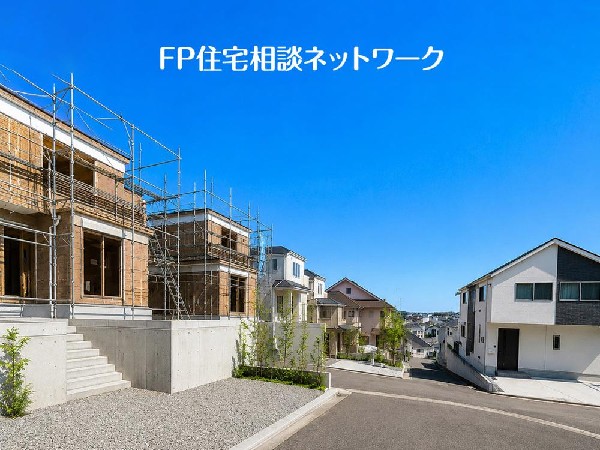 外観:良好な住環境が保たれたエリア。低層の一戸建を中心とした街並みが整然と続き周辺は高い建物が建っておらず、採光や開放性に恵まれ、空が広く緑の多い閑静な趣を感じる環境です。