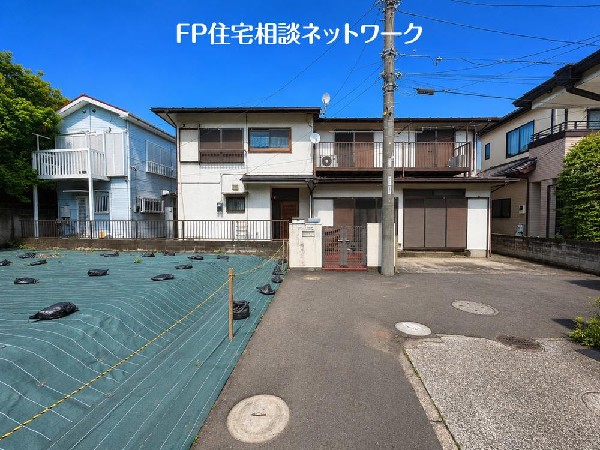 外観:前面道路は車通りの少ない道路。段差もなくお車の出し入れが苦手な方も駐車しやすそうです♪