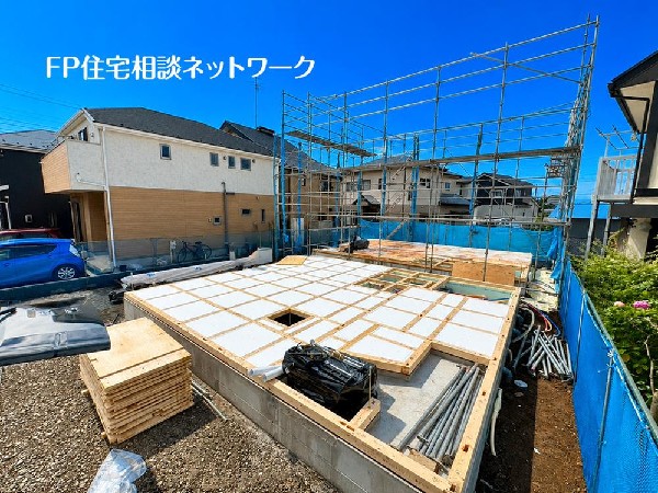 外観:良好な住環境が保たれたエリア。低層の一戸建を中心とした街並みが整然と続き周辺は高い建物が建っておらず、採光や開放性に恵まれ、空が広く緑の多い閑静な趣を感じる環境です。