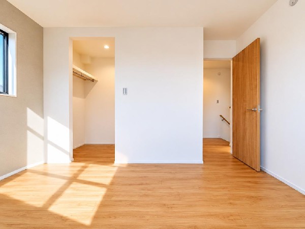 6帖超の広々とした洋室はご夫婦二人の家具を置いても十分なゆとりがございます。ウォークインクロゼットを設けており、お荷物もスッキリ収納可能！お部屋を広く使っていただけます。