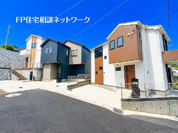 外観:深く豊かな緑と爽快な青い空を感じるまさに横浜に暮らす心地よさを存分に堪能いただける邸宅です。グレードの高い設備仕様が標準装備のデザイン住宅で快適で便利な生活をお送り頂けます。