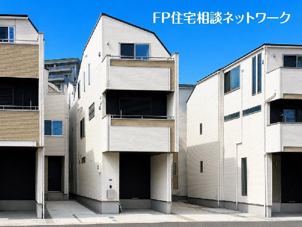 外観:たっぷりの陽射しと心地よい風が通り抜ける邸宅。駅にも近く、便利さと落ち着きを兼ね備えた快適な生活がここにあります。