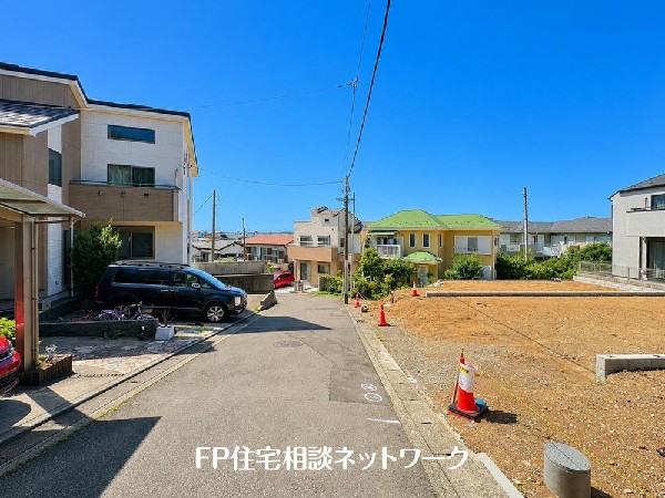 外観:前面道路は車通りの少ない道路。段差もなくお車の出し入れが苦手な方も駐車しやすそうです♪