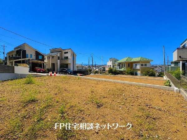 外観:第一種低層住居専用地域の良好な住環境が保たれたエリア。低層の一戸建てを中心とした街並みが整然と続き、周辺は高い建物が建っていないので、採光や開放性に恵まれています♪