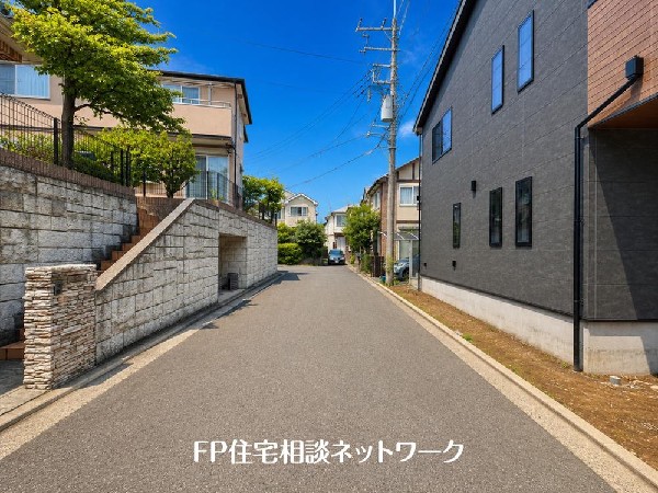 外観:前面道路は車通りの少ない道路。段差もなくお車の出し入れが苦手な方も駐車しやすそうです♪