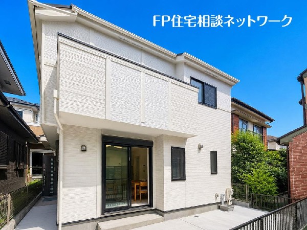 外観:深く豊かな緑と爽快な青い空を感じるまさに横浜に暮らす心地よさを存分に堪能いただける邸宅です。グレードの高い設備仕様が標準装備のデザイン住宅で快適で便利な生活をお送り頂けます。