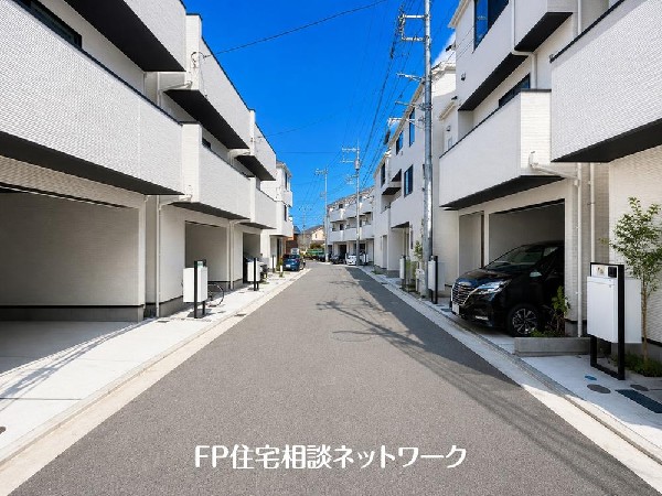 外観:前面は分譲地専用に通した約5.5メートル幅の広々とした道路です♪通り抜けが出来なくなっておりますので、他の車は進入してきません。運転が苦手な方でも落ち着いて車庫入れ可能です！