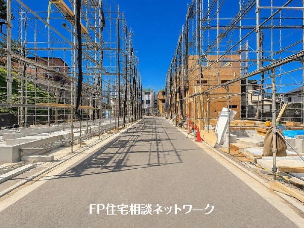 外観:前面は分譲地専用に通した約5.5メートル幅の広々とした道路です♪通り抜けが出来なくなっておりますので、他の車は進入してきません。運転が苦手な方でも落ち着いて車庫入れ可能です！