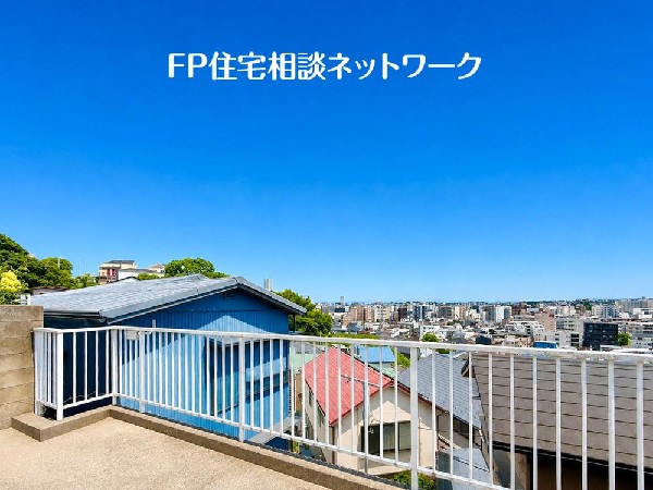 外観:良好な住環境が保たれたエリア。低層の一戸建を中心とした街並みが整然と続き周辺は高い建物が建っておらず、採光や開放性に恵まれ、空が広く緑の多い閑静な趣を感じる環境です。