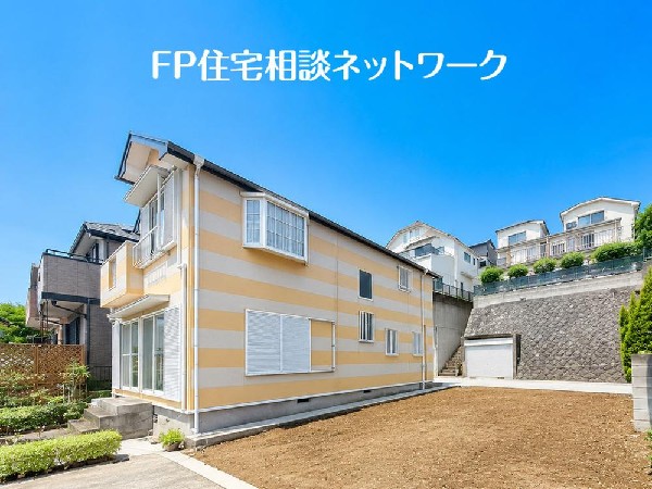 外観:四季を通じて自然と触れ合えるスポットが周辺には盛りだくさん！お散歩やジョギング、週末のご家族での遊びに最適です。目の前に広がる開放感とゆとり、暮らしの夢を育む理想の住まいがここにはあります。