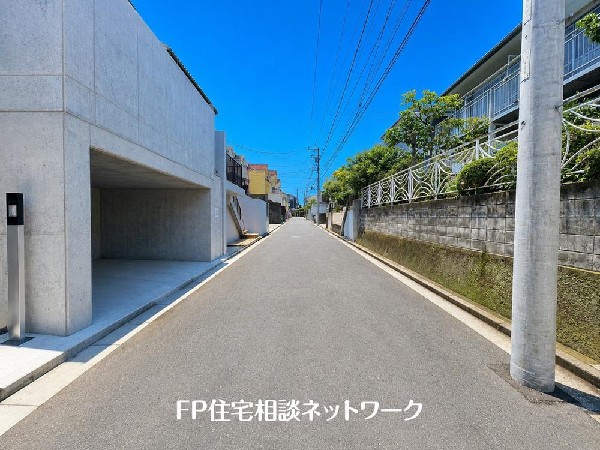 外観:第一種低層住居専用地域の良好な住環境が保たれたエリア。低層の一戸建てを中心とした街並みが整然と続き、周辺は高い建物が建っていないので、採光や開放性に恵まれています♪