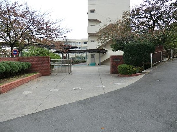 周辺環境:横浜市立西柴中学校(横浜市立西柴中学校まで450m)