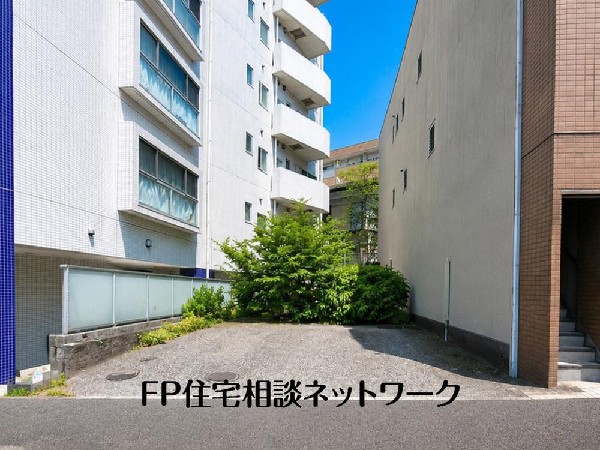 外観:前面道路との高低差がなく、駅まで平坦アクセス可能な好立地♪商業施設や飲食店も近隣に充実しており、快適な毎日を過ごせます