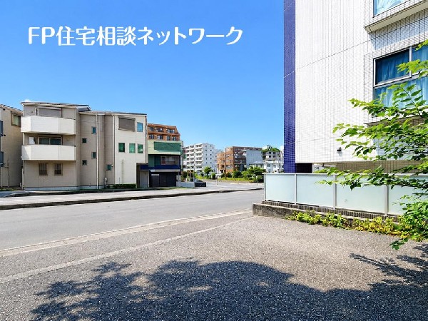 外観:前面道路は歩道がしっかりありますので、空間が開けており開放感があります。大通りに面していますが交通量はそこまで多くないので、落ち着いた生活が送れそうです！