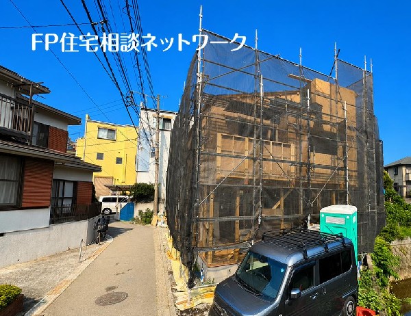外観:深く豊かな緑と爽快な青い空を感じるまさに横浜に暮らす心地よさを存分に堪能いただける邸宅です。グレードの高い設備仕様が標準装備のデザイン住宅で快適で便利な生活をお送り頂けます。