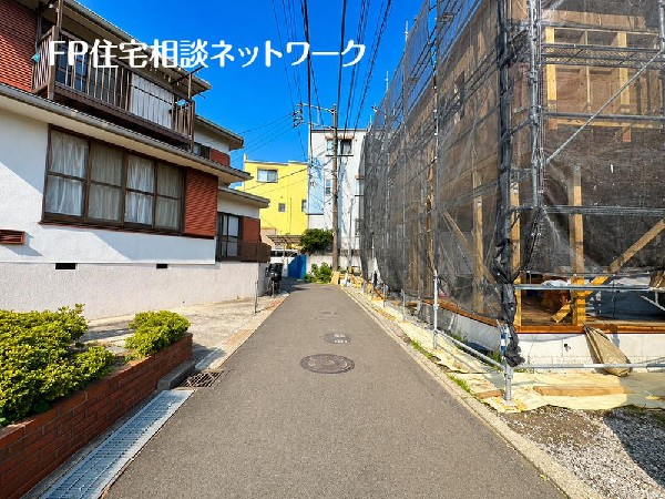 外観:閑静な車通りの車通りの少ない道路。お車の出し入れが苦手なママや小さなお子様にも安心ですね。しっかり舗装もされているので、ベビーカーや自転車で通っても快適に通行できます。