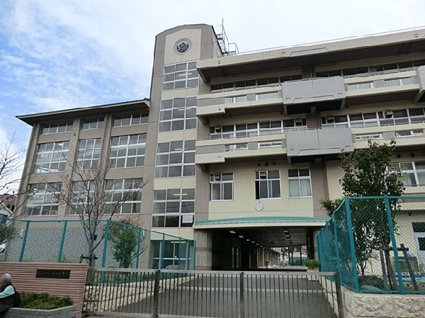 周辺環境:横浜市立杉田小学校(横浜市立杉田小学校まで1300ｍ)