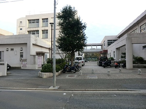 周辺環境:横浜市立仏向小学校(横浜市立仏向小学校まで1300ｍ)