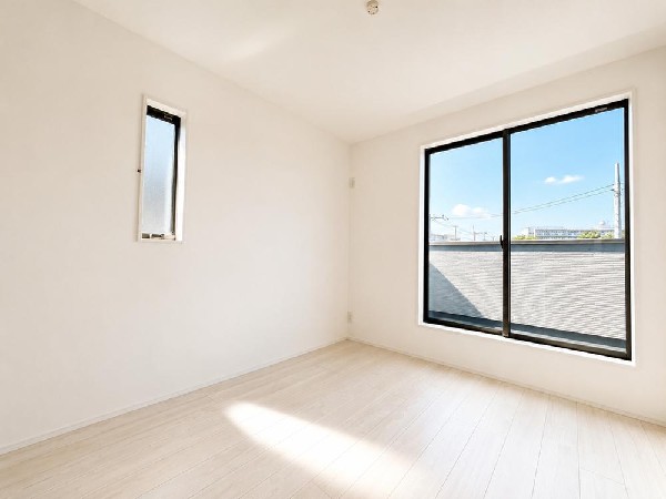日差しを長時間受ける事が出来る暖かいお部屋です。もちろんペアガラスなので、遮音性にも優れ結露も発生しにくい構造。サッシ周りのカビが発生しにくくなりますね。