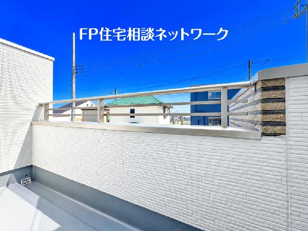 開放的なバルコニーは太陽の温かな温もりをめいっぱい受け止めてくれます。太陽の光と爽やかな風を受けたお洗濯物はあっという間に乾き、取りこむ時には太陽の匂いを感じられそうですね。