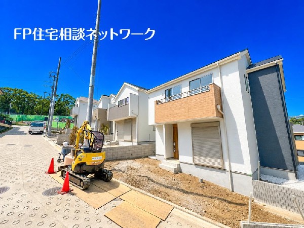 外観:四季を通じて自然と触れ合えるスポットが周辺には盛りだくさん！お散歩やジョギング、週末のご家族での遊びに最適です。目の前に広がる開放感とゆとり、暮らしの夢を育む理想の住まいがここにはあります。