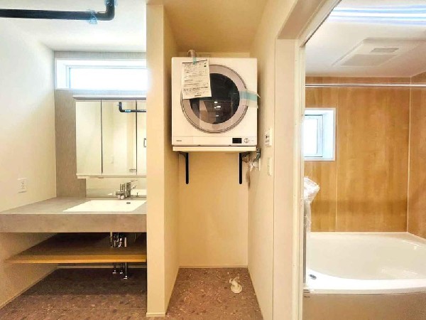 すがすがしい空気が肌をひきしめる朝。爽やかなデザインでまとめられたパウダールーム。流れる水音をBGMに鏡に映る顔が静かにゆっくりと笑顔に変わっていく時間。